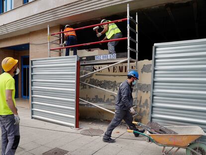 Varios obreros trabajan este lunes en la reforma de un bajo comercial en Oviedo.