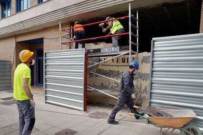 Varios obreros trabajan este lunes en la reforma de un bajo comercial en Oviedo.