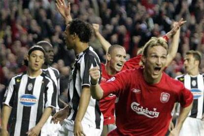 Hyypia celebra su gol ante la desilusión de los jugadores de la Juventus.