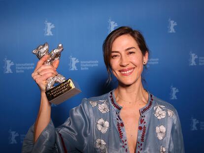 Natalia López Gallardo, este miércoles con el Oso de Plata de la Berlinale.