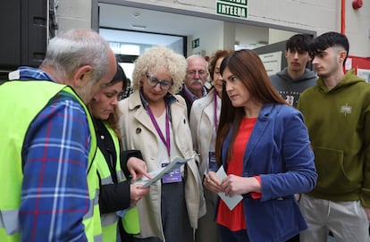 La candidata a lehendakari por Elkarrekin Podemos, Miren Gorrotxategi (segunda por la derecha), ha protagonizado una de las imágenes del día, al no encontrar la mesa donde tenía que depositar su voto en el colegio público Zabalarra de Durango (Bizkaia).