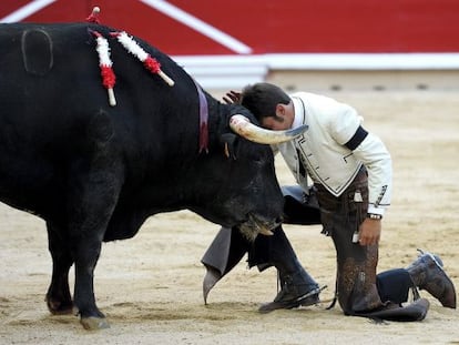 El rejoneador Roberto Armend&aacute;riz durante la lidia a su segundo toro de la tarde, al que ha cortado dos orejas, en la corrida de rejones que ha tenido lugar hoy en la plaza de toros de Pamplona, correspondiente a la segunda de abono de las fiestas de San Ferm&iacute;n.