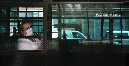 Una usuaria de transporte público, en Sevilla.
