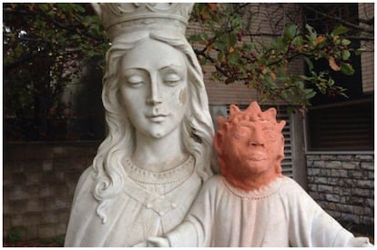 <strong>¿Qué era?</strong> Una estatua de piedra de la Virgen María y el Niño Jesús situada en la Iglesia Ste Anne des Pins, Ontario. <strong>¿Por qué le han hecho eso?</strong> Por falta de presupuesto. Durante la Devil’s Night de 2015 -como se conoce a la noche del 30 de Octubre, antes de Halloween- unos vándalos decapitaron al Niño Jesús, según apuntaba el periódico 'The Guardian', y la cabeza no apareció jamás. Como sustituirla ascendía a 7.000 euros y la parroquia no se podía permitir, Heather Wise -autodenominada artista, vecina de la comunidad y, por qué no, heroína local-, se ofreció a remplazarla en 2016. Al menos, temporalmente. Porque en la escuela de Bellas Artes aún no le habían enseñado a tallar piedra y su cabeza esculpida en arcilla, fruto de una larga mañana de trabajo, se ha ido desvaneciendo por la lluvia. Eso sí, cuando la entrevistaron en la CBS canadiense, ella amenazó con un segundo intento más sólido. “Ojalá el resultado final le guste a todo el mundo”, apuntó.