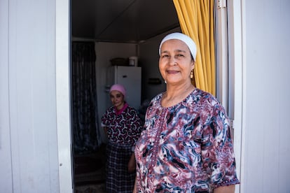 “Cada día es una lucha”, dice Khadija Atidar, residente de los barracones proporcionados por la ONG ADRA. “Nos prometieron ayuda, pero lo único que hemos recibido son palabras vacías. Estamos cansados de esperar”.