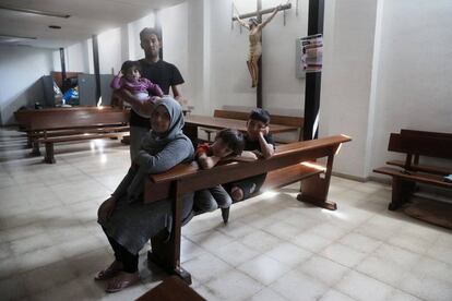 La familia Alhaj en la parroquia de San Carlos Borromeo. Pincha sobre la imagen para ver la fotogalería.