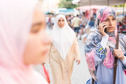 Jóvenes de compras, en una calle comercial de Turquía.