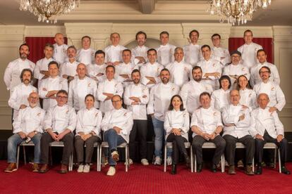 Foto de familia de los tres soles Repsol presentes en la gala celebrada este lunes en el Teatro Reina Victoria de San Sebastián.