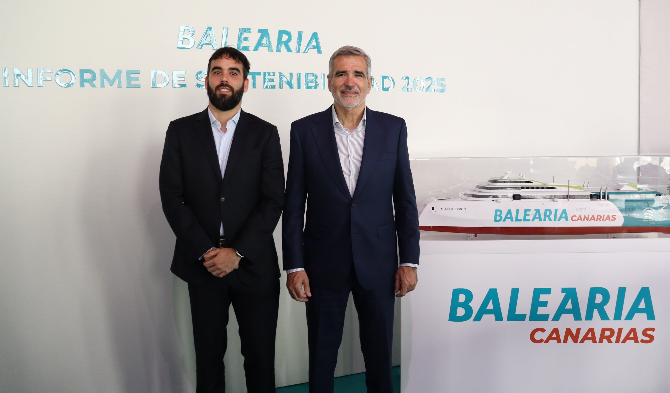 Guillermo Utor y su padre, Adolfo Utor, vicepresidente y presidente de Baleària, este miércoles en Dénia, tras presentar el informe de Sostenibilidad 2025.