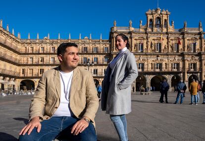 Xabier Carbonell y su pareja, Elena Nazco, en la Plaza Mayor de Salamanca.