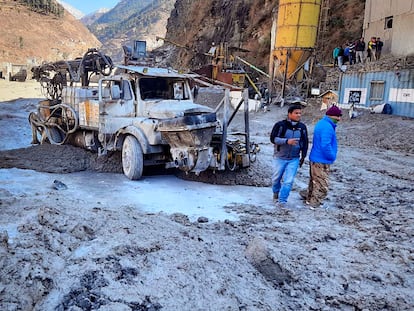 Daños causados en las obras de una central hidroeléctrica por la riada en la región india de Uttarakhand.