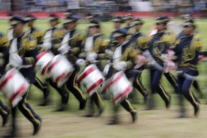 Desfile militar en un barrio de Beirut, este jueves.