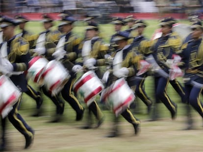 Desfile militar en un barrio de Beirut, este jueves.