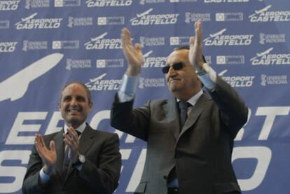 Carlos Fabra (derecha) saluda en la inauguración del aeropuerto de Castellón mientras recibe los aplausos de Francisco Camps.