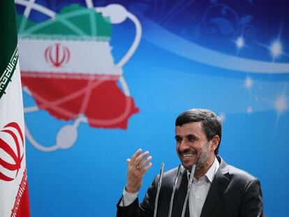 El presidente Mahmud Ahmadineyad ofrece un discurso a los científicos de la Organización de Energía Atómica de Irán para celebrar el Día Nacional de la Energía Nuclear, ayer domingo.