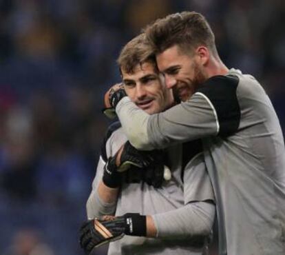 Sá abraza a Casillas tras el calentamiento de un partido del Oporto.