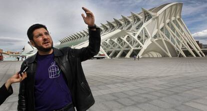 El diputado de Esquerra Unida Ignacio Blanco, ayer, ante el Museo de las Ciencias. 