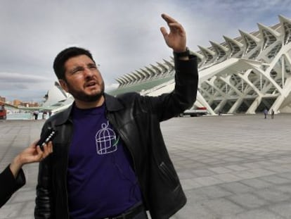 El diputado de Esquerra Unida Ignacio Blanco, ayer, ante el Museo de las Ciencias. 