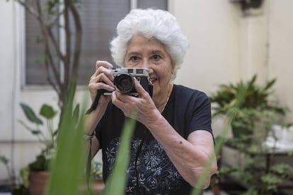 La fotógrafa Sara Facio, retratada en 2019 en su estudio en Buenos Aires.