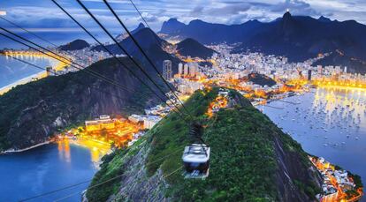 Río desde la altura de un telesférico, con Copacabana a la derecha.