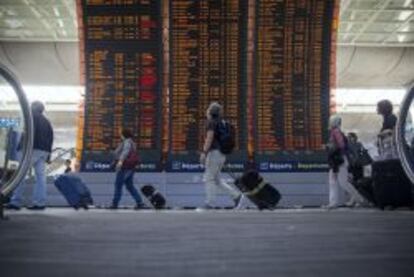 Vista de un panel informativo en el aeropuerto Charles de Gaulle en Par&iacute;s (Francia)