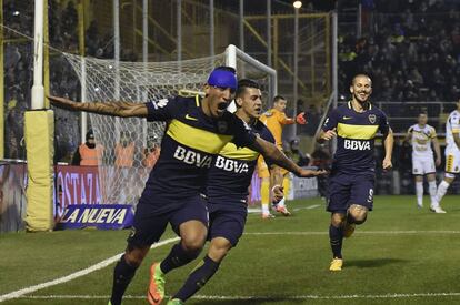 Centuri&oacute;n y compa&ntilde;&iacute;a celebran el primer tanto de Boca.