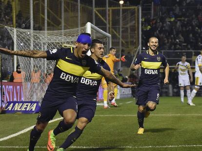 Centurión y compañía celebran el primer tanto de Boca.
