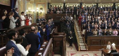 Diputados y senadores aplauden el discurso del Rey en el Congreso. 