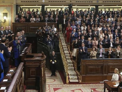 Diputados y senadores aplauden el discurso del Rey en el Congreso. 