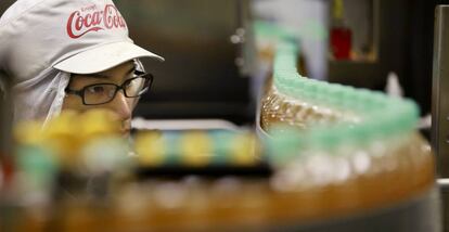 Un trabajador en una fábrica de Coca Cola.