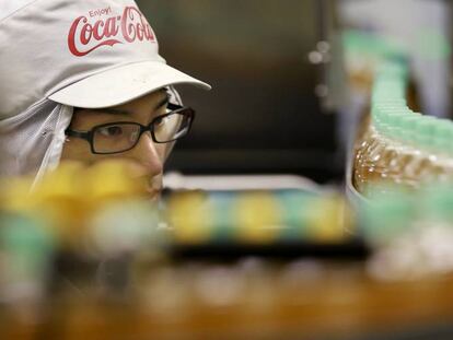 Un trabajador en una f&aacute;brica de Coca Cola.
