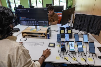Sala de análisis del comportamiento del bluetooth y wifi de móviles en el instituto Imdea Networks de Leganés (Madrid).