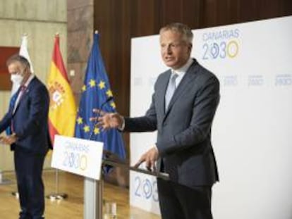 El presidente canario, Ángel Víctor Torres, junto al consejero delegado de Cepsa, Maarten Wetselaar.