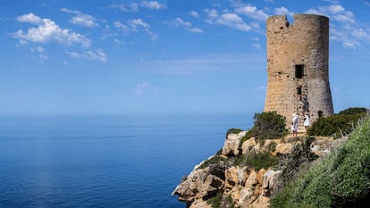 Varios visitantes en la torre de Cap Blanc, levantada en 1579.