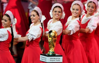 Dan&ccedil;arinas da companhia de bal&eacute; Igor Moiseyev Ballet se apresentam antes do sorteio dos grupos da Copa do Mundo R&uacute;ssia 2018, no Pal&aacute;cio do Kremlin, em Moscou. 