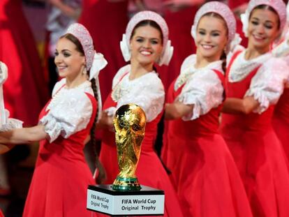 Dan&ccedil;arinas da companhia de bal&eacute; Igor Moiseyev Ballet se apresentam antes do sorteio dos grupos da Copa do Mundo R&uacute;ssia 2018, no Pal&aacute;cio do Kremlin, em Moscou. 