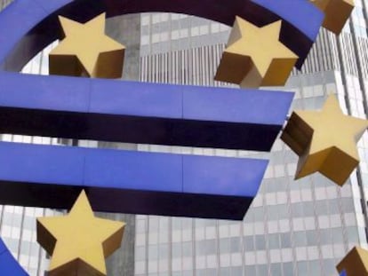 Logo del euro en la sede del BCE