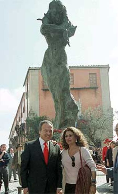 El alcalde de Jerez, Pedro Pacheco, y la cantante Lolita, en la inauguración de la escultura de Lola Flores, realizada por Víctor Ochoa, en Jerez.