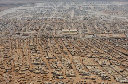 Campo de refugiados de Zaatari, Jordania, 18 de julio de 2013. Más de 100.000 sirios que huyeron de la guerra en su país viven en este campamento jordano. Amán ofrece a los refugiados asistencia básica como atención médica gratuita y escolarización a los niños. Los desplazados no pueden trabajar, aunque muchos acaban haciéndolo de forma ilegal, por sueldos ínfimos. Seis millones de sirios han huido de sus hogares por la guerra.