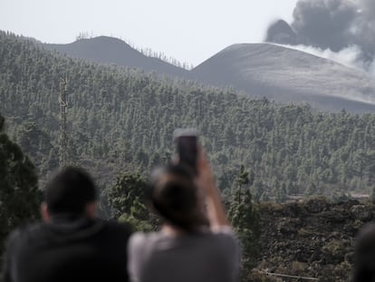 A erupção do vulcão Cumbre Vieja vista da localidade de El Paso nesta quinta-feira. Em vídeo, imagens da nova boca do vulcão.