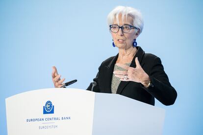 La presidenta del BCE, Christine Lagarde, responde a preguntas de los medios al término de la reunión del consejo de la entidad, este jueves en Fráncfort.