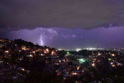 Vista del barrio de Sainte Marie durante una tormenta al atardecer, en Haití.