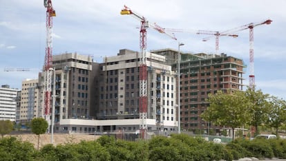 Obras de construcción de una promoción de viviendas en Valdebebas (Madrid).