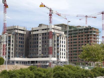 Obras de construcci&oacute;n de una promoci&oacute;n de viviendas en Valdebebas (Madrid).