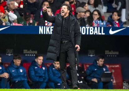 Simeone da instrucciones durante el partido de ida de las semifinales de la Copa del Rey entre el Atlético y el Athletic (0-1).