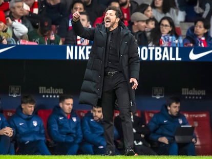 Simeone da instrucciones durante el partido de ida de las semifinales de la Copa del Rey entre el Atlético y el Athletic (0-1).