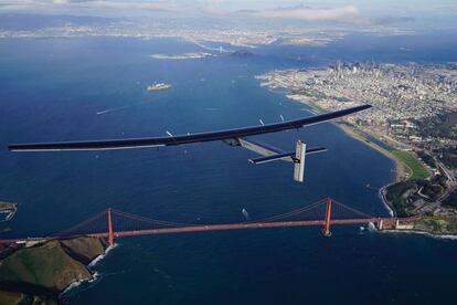 En su intento de ser la primera aeronave de este tipo en dar la vuelta al mundo, el aparato aterrizó a las 23.45 del sábado hora local (8.45 hora peninsular española) tras sobrevolar la bahía de San Francisco y el mítico Golden Gate, según ha informado la página web del proyecto.