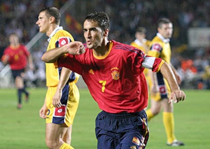 Raúl celebra su primer gol a Ucrania.