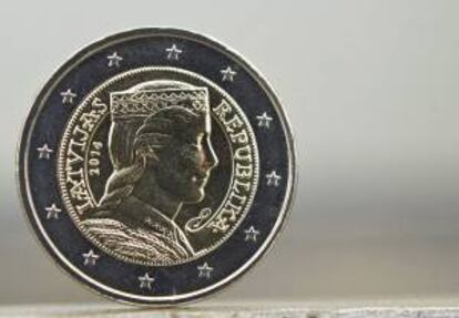 Imagen de una cara de la moneda de euro letona fotografiada en Stuttgart, Alemania. EFE/Archivo