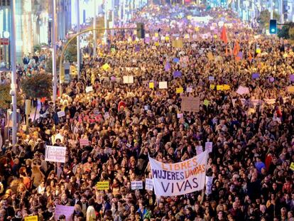 Manifestación por el 8 de marzo a su paso por la Gran Vía de Madrid.